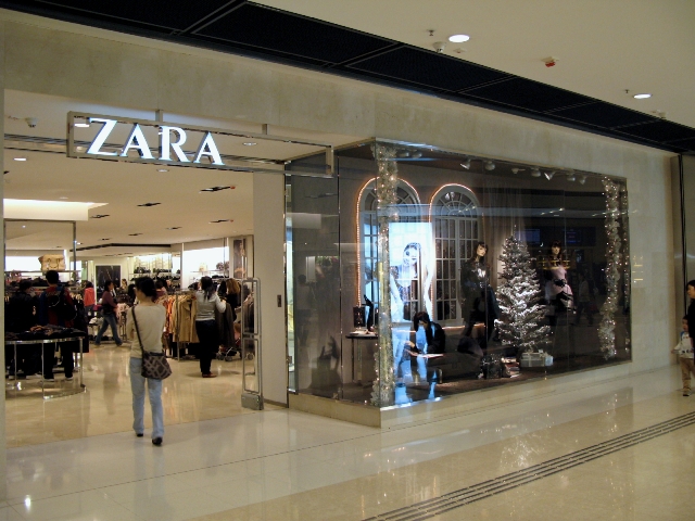 В Париже женщину в хиджабе выгнали из магазина Zara